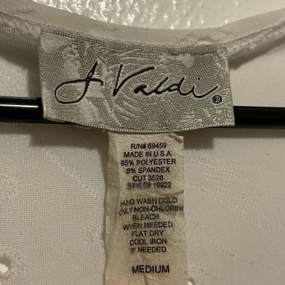 J Valdi White Quarter Length Sleeve Eyelet Blouse Size Medium - Picture 4 of 4